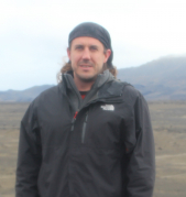Joseph Michalski博士於冰島水熱區域進行野外考察。